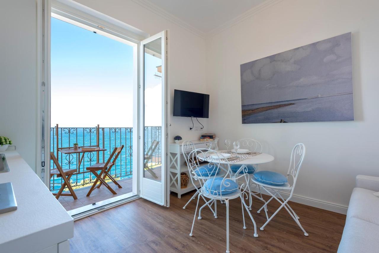 Apartment Cielo E Mare: Charming Seaside Retreat In Old Village Heart