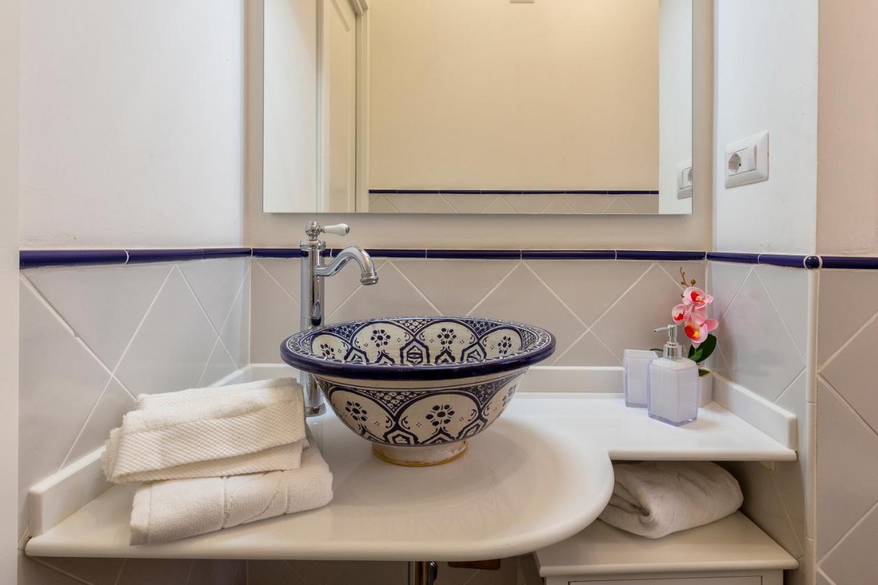 Cielo E Mare: Charming Seaside Retreat In Old Village Heart Apartment